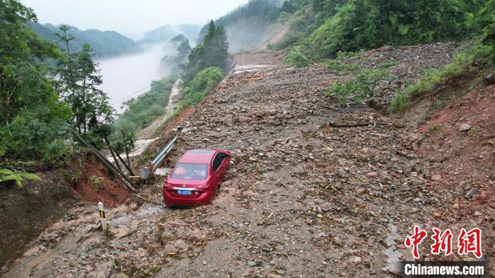 车辆被突发泥石流掩埋 广西公路部门紧急施救保畅通