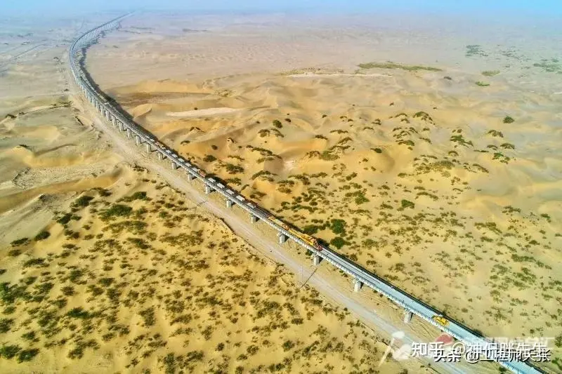 世界上首个沙漠铁路环线贯通 