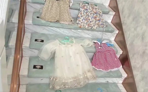 爷爷给刚出生的孙女买30多条裙子 化身“购物狂”被网友点赞：