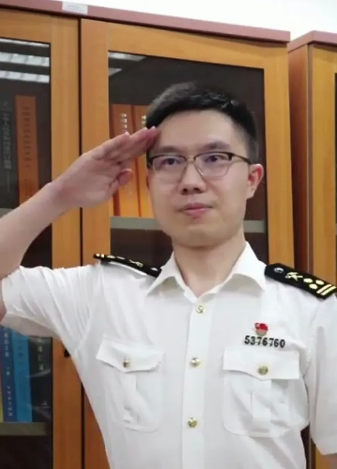 向港警敬礼的深圳海关关员找到了，香港警察陈连生留言：好感动！