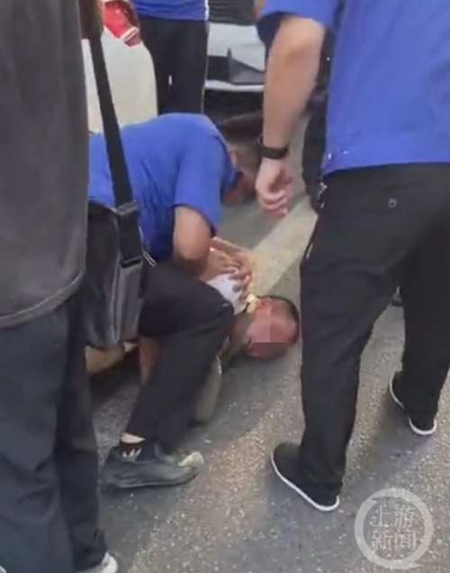 成都多名城管当街殴打小贩 社区称涉事人员为“外包”人员