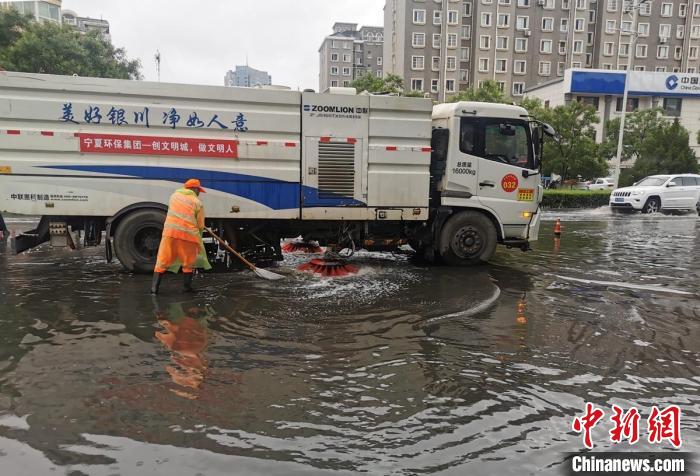 宁夏银川遭遇短时强降雨 300余名防汛排涝人员和3200余名