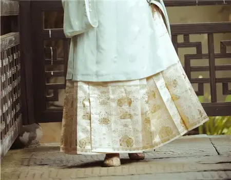 迪奥抄袭中国马面裙称其为“原创”！网友怒斥！官网售价达2.9