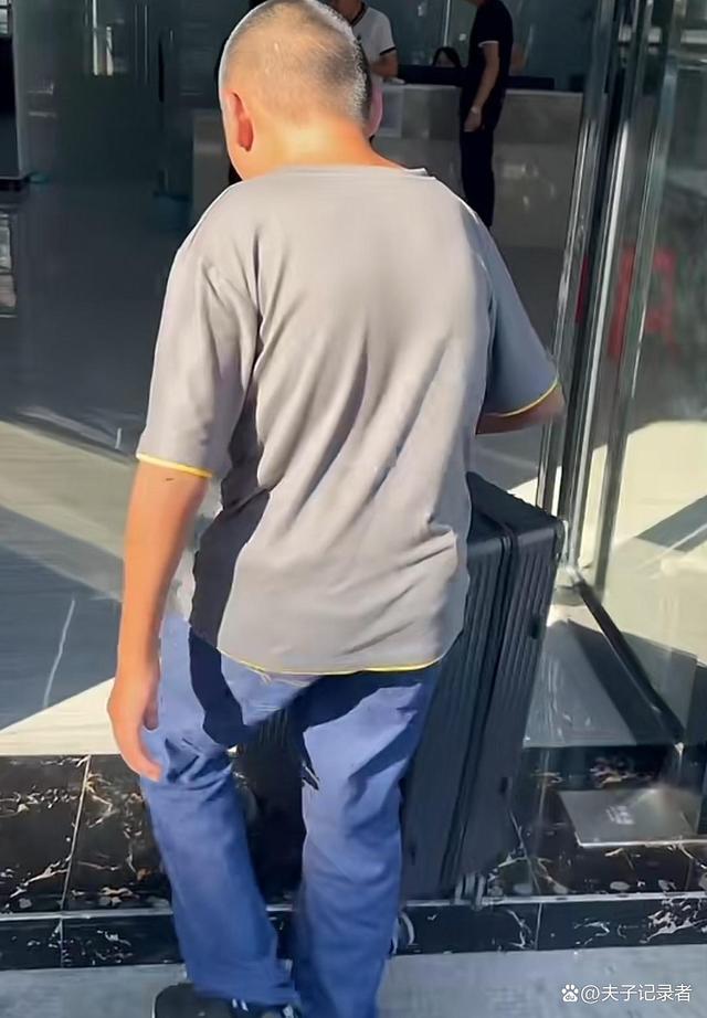 27岁男子两天找不到工作，急得冒汗，网友：前看像7岁，后看像67