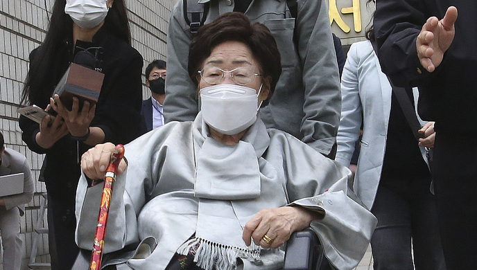 惹众怒！韩媒：94岁“慰安妇”奶奶想见佩洛西，竟被警卫制止推倒受伤